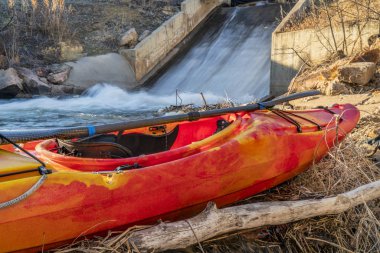 Whitewater kayık ve su girişi