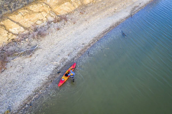 Каякер на березі озера, вид з повітря — стокове фото