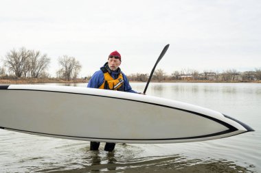 Ayağa kalkmış kürek çeken son sınıf öğrencisi.