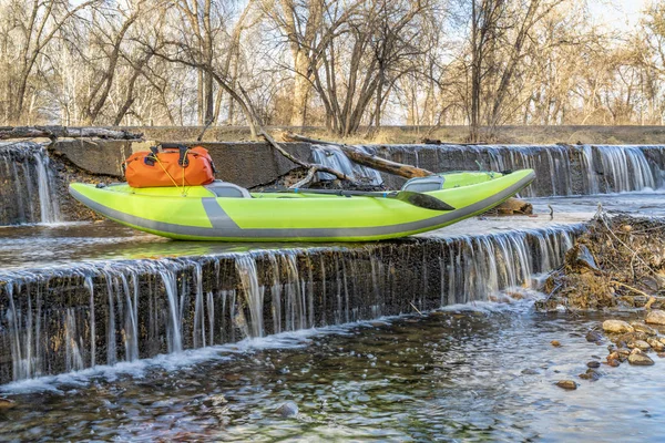Whitewater inflatable kayak on a river dam — Stock Photo, Image