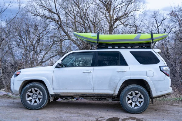 Toyota 4runner und wildwasser-aufblasbares kajak — Stockfoto