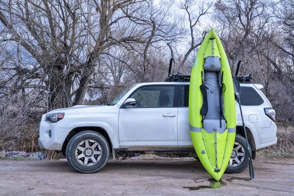 Toyota 4runner і whitewater надувних байдарках — стокове фото