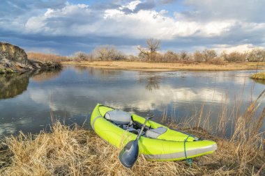Whitewater nehir kıyısında şişme kayık
