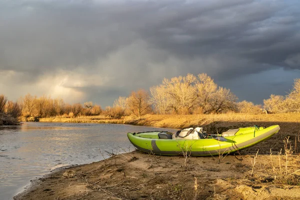 Whitewater inflatable kayak on a river shore — Stock Photo, Image