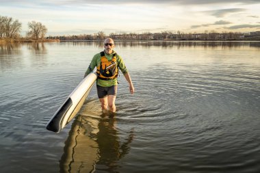 Ayağa kalkmış kürek çeken son sınıf öğrencisi.