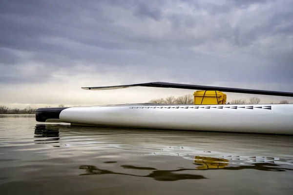 Stand Up Paddleboard und wasserdichter Koffer — Stockfoto