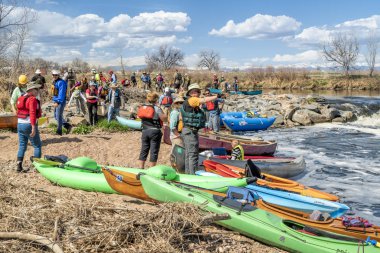 Kanocu grubu kayaklar ve kanolar portaging