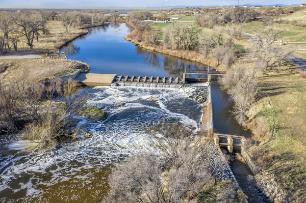 Barragem de desvio de água vista aérea — Fotografia de Stock