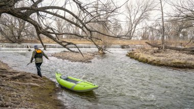 Beyaz su şişirilebilir kanosu olan kürekçi