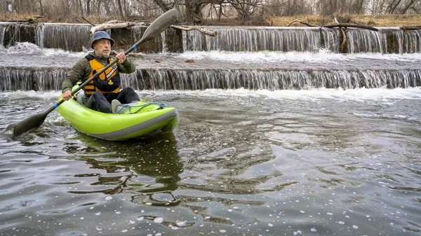 Pagayeur avec kayak gonflable en eau vive — Photo