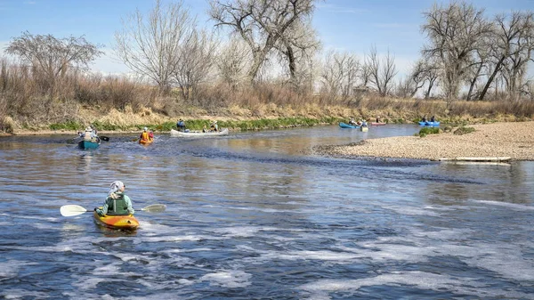 Pagayeurs avec kayaks et canots — Photo