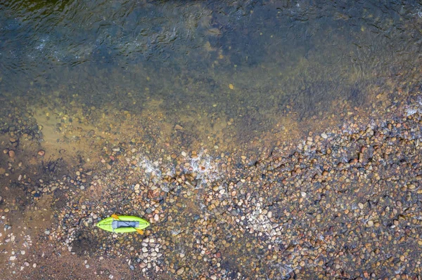 Opblaasbare wildwater kajak op rotsen Aerial view — Stockfoto