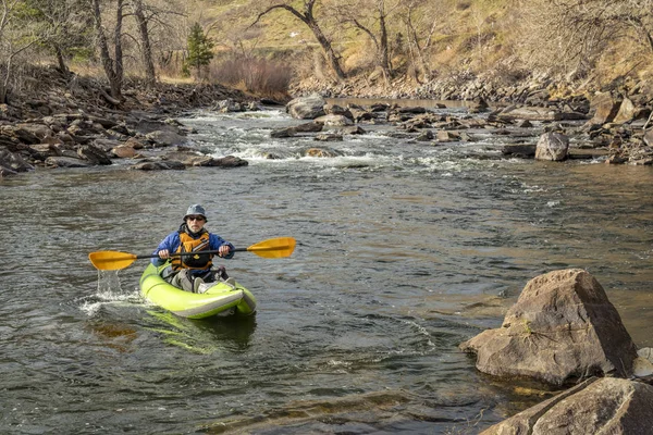 Paleta senior en kayak inflable de aguas bravas — Foto de Stock