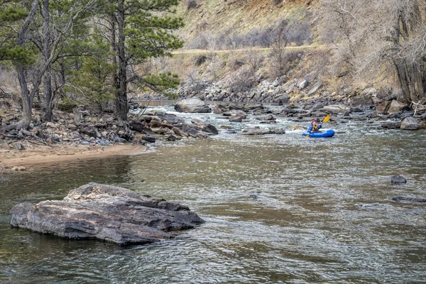 Pagaia in zattera sul fiume di montagna — Foto Stock