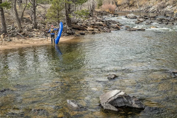 Pagaia con zattera sul fiume di montagna — Foto Stock