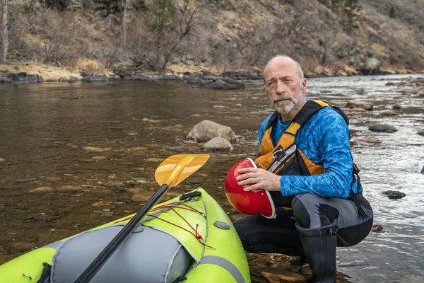 Retrato ambiental de um kayaker sênior — Fotografia de Stock