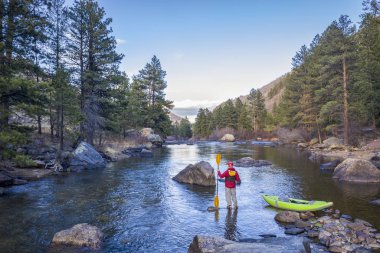 şişme beyaz su kayık ile erkek kürekçi 