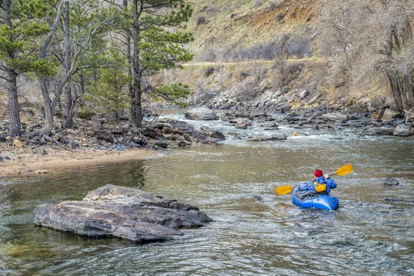 Dağ nehri üzerinde packraft içinde paddler — Stok fotoğraf