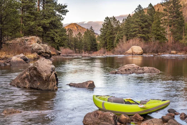 Kayak gonflable en eau vive sur une rivière de montagne — Photo