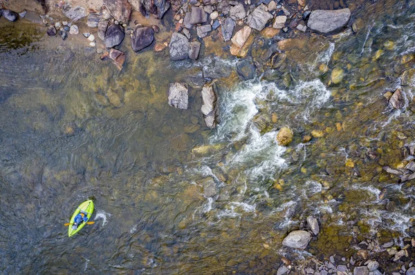 Vista aérea inflable del kayak de aguas bravas — Foto de Stock