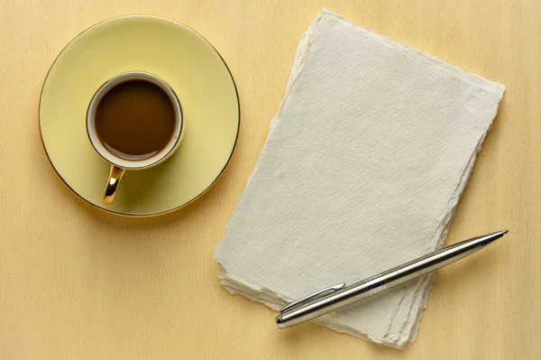 Hoja en blanco de papel de trapo con café — Foto de Stock