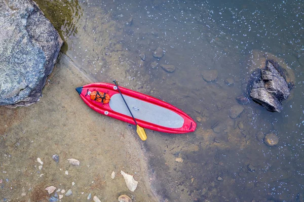 A água branca inflável levanta-se o paddleboard de cima — Fotografia de Stock