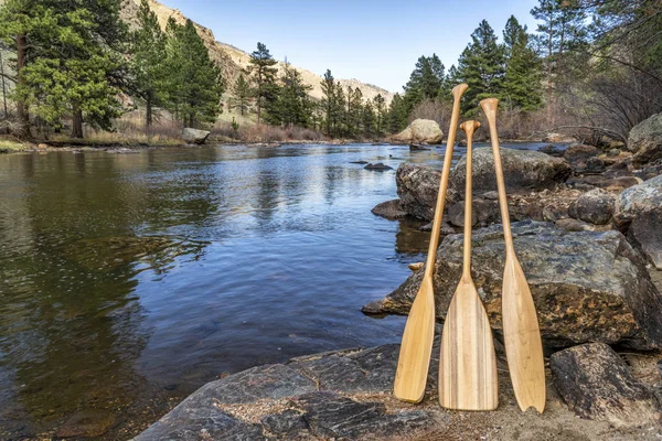 Paletas de madera en canoa y río de montaña — Foto de Stock