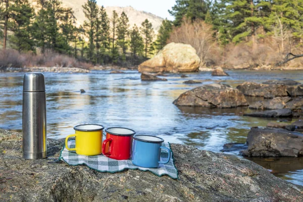 Pausa de té en una orilla del río de montaña — Foto de Stock