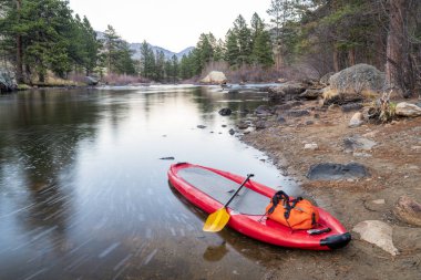 şişme beyaz su paddleboard ayağa
