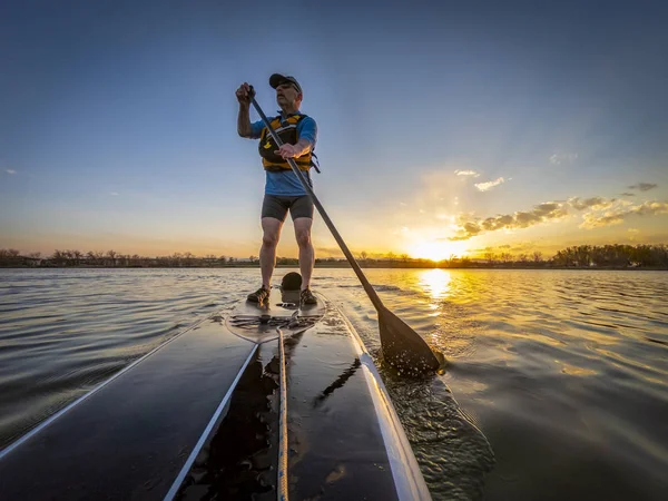 Atlético sênior no paddleboard — Fotografia de Stock