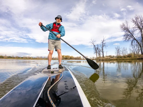 Atletische Senior man op paddleboard — Stockfoto