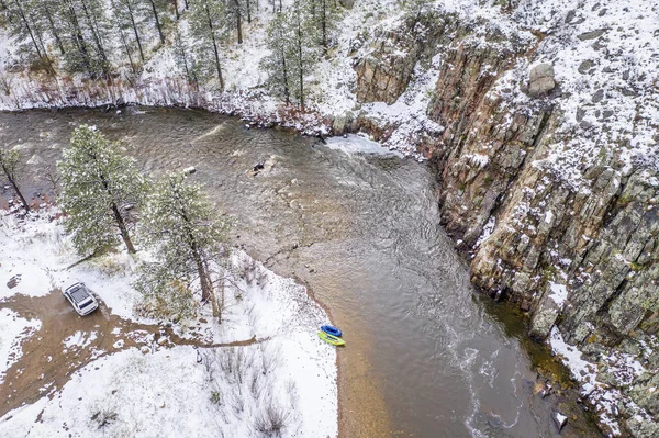 Kayak et paquet gonflables sur une rivière - vue aérienne — Photo