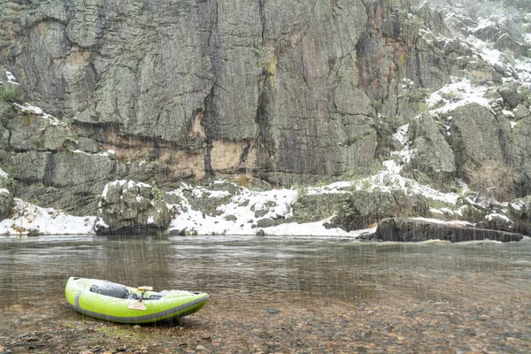 Kayak gonflable en eau vive dans la tempête de neige de printemps — Photo