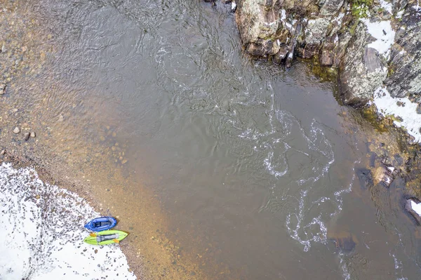 川の上の膨脹可能なカヤックおよびパックラフト - 航空写真 — ストック写真