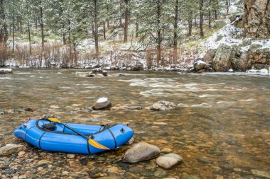 bir dağ nehri üzerinde şişme packraft