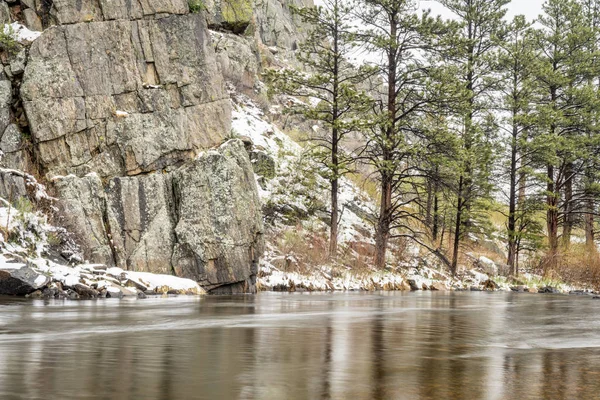 Cañón del río de montaña a principios de primavera —  Fotos de Stock