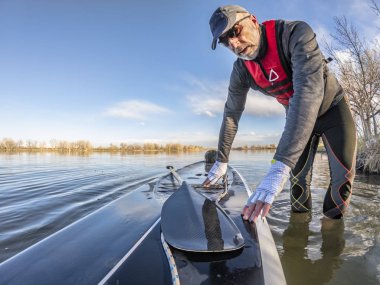 Göl kenarında paddleboard ayağa başlatılması