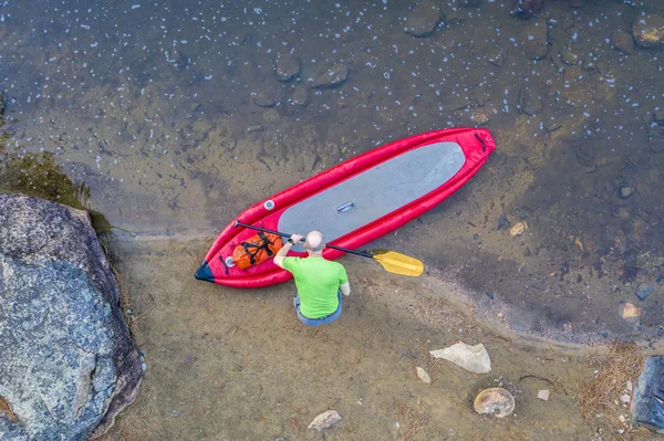 A água branca inflável levanta-se o paddleboard de cima — Fotografia de Stock