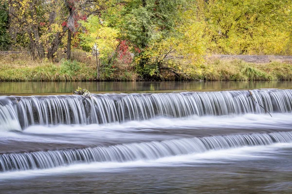 Acqua a cascata su una diga di deviazione del fiume — Foto Stock