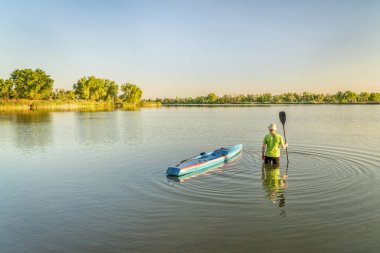stand up paddleboard ile erkek kürekçi