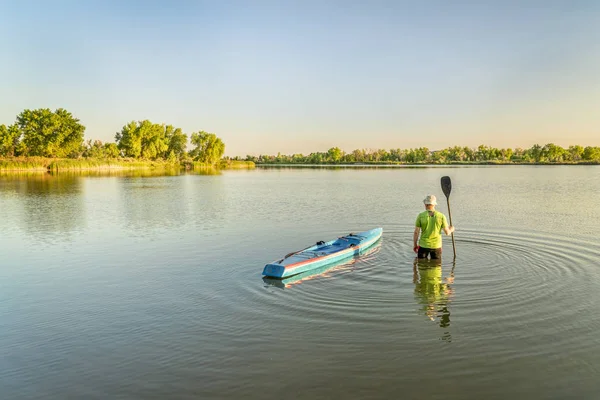 Male paddler with stand up paddleboard — Stock Photo, Image