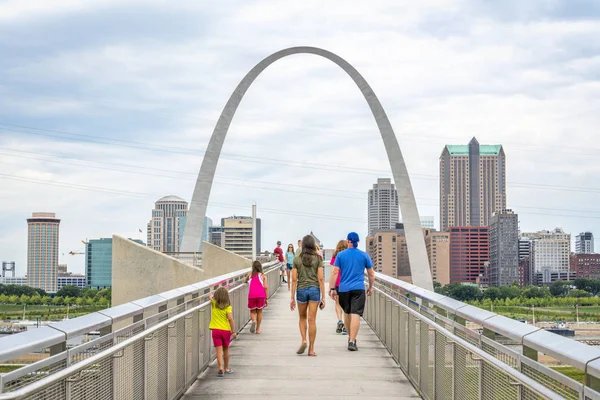 Besök St Louis Gateway Arch förbise — Stockfoto