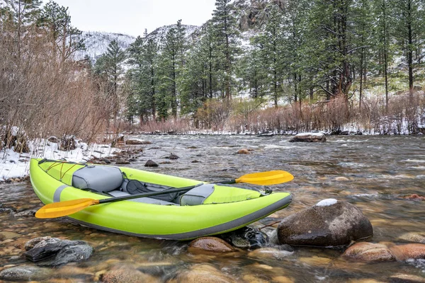 Kayak gonflable en eau vive dans la tempête de neige de printemps — Photo