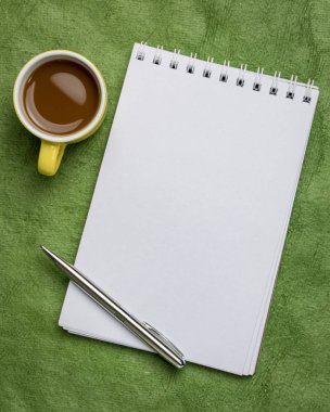 Boş spiral resim çizim defteri