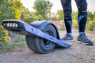 bir kir izi üzerinde onewheel elektrikli kaykay