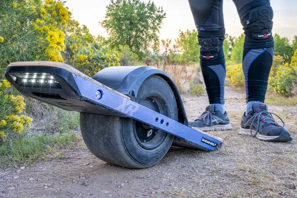 Onewheel elektrisk skateboard på en smuts spår — Stockfoto