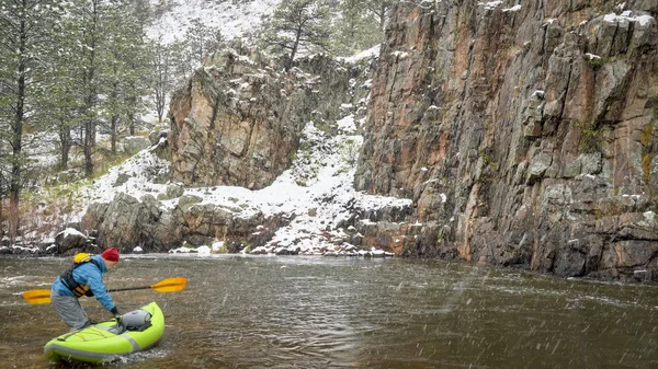 Whitewater paddling in snowstorm — ストック写真