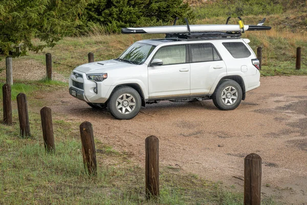 Toyota 4runner SUV avec une planche à pagaie debout — Photo