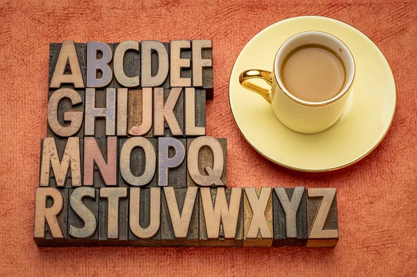 Englisches Alphabet in Holzschrift — Stockfoto