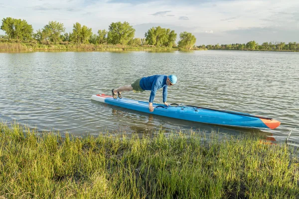 Paddler sênior em stand up paddleboard — Fotografia de Stock